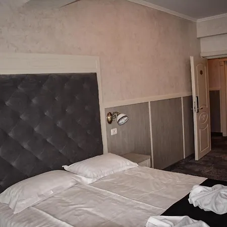 Отель Golden Rose 3*